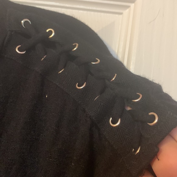 Pink republic black short sleeve lace shoulder top size medium rounded bottom - Picture 3 of 7